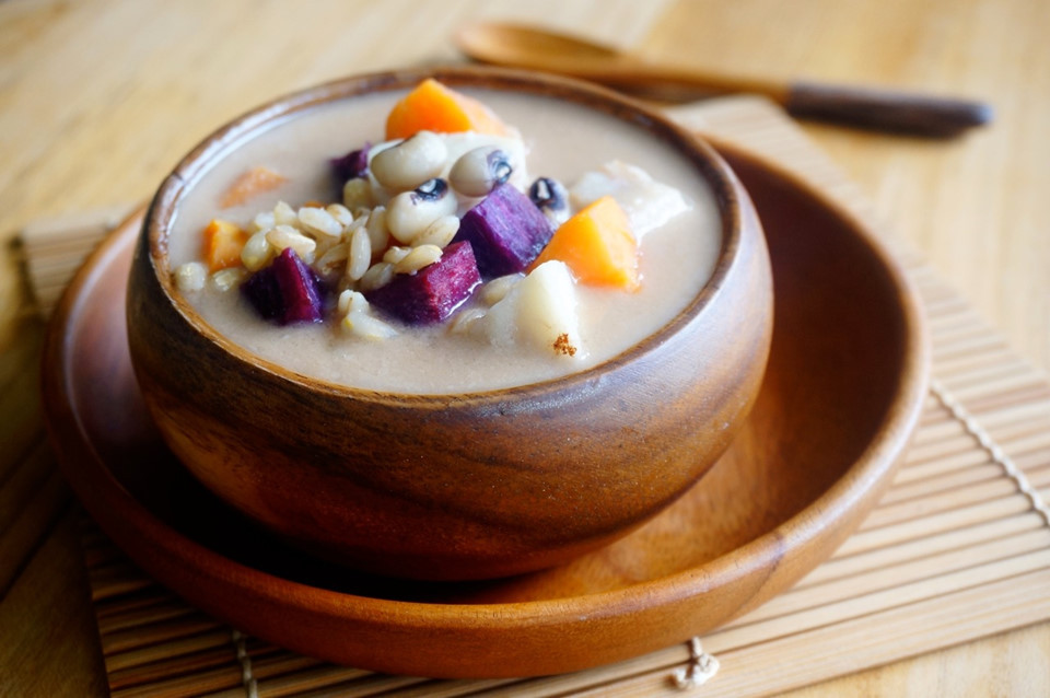 Bubur Cha Cha: Món chè mát lạnh là tổng hòa của nhiều hương vị như bùi bùi của khoai sọ, khoai lang, béo ngậy nước cốt dừa, ngọt thanh đường thốt nốt và chuối... Ảnh: A Skinny Dish.