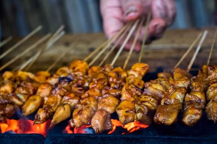 Batu Maung Satay: Món ăn có tên khá dài này chính là thịt xiên que nướng. Ban đêm trên đường phố Lorong Baru của Malaysia tràn ngập các xe bán món ăn hấp dẫn này. Có đủ các loại thịt như: heo, gà, bò… nướng thơm phức và được ăn kèm với dưa chuột, hành tây. Ảnh: Traveltriangle.