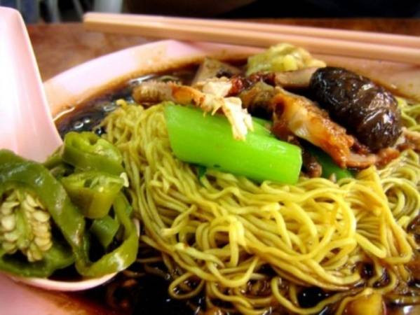 Wonton Mee rất được người dân bản địa ưa chuộng. Đây chính là mì xào khô vàng ruộm xen lẫn màu xanh tươi của rau cải. Đặc biệt món này được ăn kèm với ớt ngâm và nước sốt sambal cay lạ miệng.Ảnh: Internet.