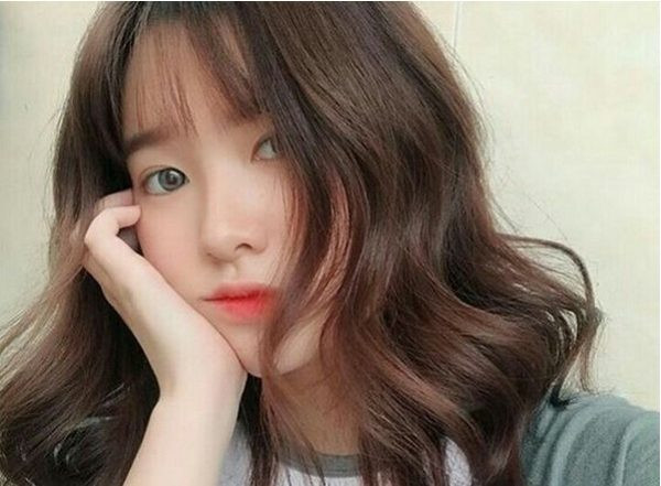 Tóc gợn sóng: Với những nàng có mái tóc dài nhưng không đủ dũng khí để cắt ngắn thì thay đổi một chút bằng những lọn sóng tự nhiên trên tóc sẽ ngay lập tức mang đến cho bạn một diện mạo mới. Mái tóc xoăn nhẹ lãng mạn này còn giúp cho gương mặt của bạn trông thon gọn, trẻ trung hơn.