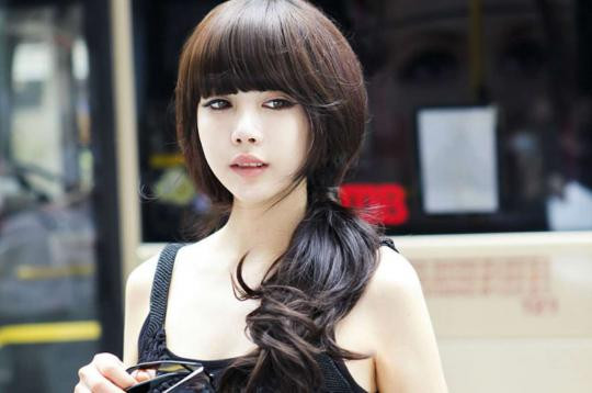 Tóc mái bằng: Phần mái bằng chắc chắn sẽ khiến bạn trông khác lạ và trẻ trung hơn rất nhiều. Kiểu tóc mái này còn giúp che đi vùng trán phía trước, tạo cảm giác mái tóc dày dặn hơn. Tuy nhiên, kiểu tóc này chỉ phù hợp với các nàng ở độ tuổi 30 trở xuống.