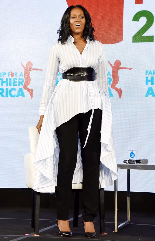 Trong những lần phát biểu trước đám đông, bà lại chọn thiết kế thời trang thể hiện sự gần gũi, thân thiện. Ảnh: Internet.