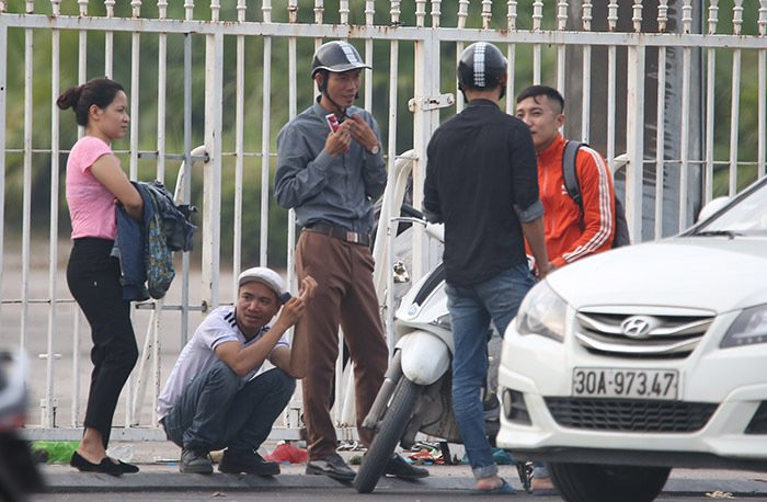 Phe ve chan xe hop, tung hoanh het gia 4 trieu/cap ve Viet Nam-Malaysia-Hinh-2