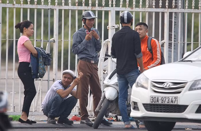 Phe ve chan xe hop, tung hoanh het gia 4 trieu/cap ve Viet Nam-Malaysia-Hinh-2