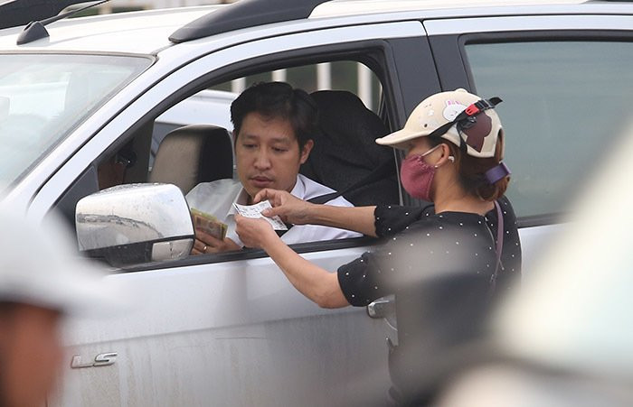 Phe ve chan xe hop, tung hoanh het gia 4 trieu/cap ve Viet Nam-Malaysia