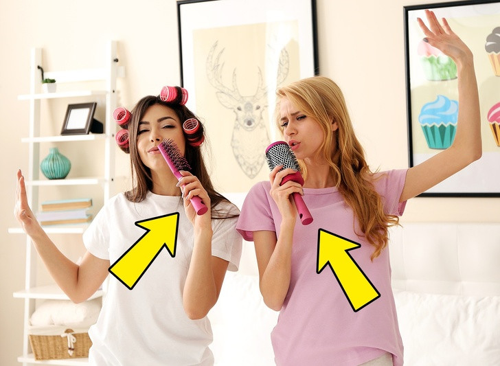 Lược: Đừng bao giờ đưa lược chải tóc của bạn cho bất cứ ai và không nên sử dụng của người khác. Nó làm tăng nguy cơ lây nhiễm ký sinh trùng như chấy, ghẻ và thậm chí là nhiễm trùng tụ cầu khuẩn. Nếu bạn dùng chung bàn chải tóc, hãy làm sạch ngay bằng chất khử trùng.