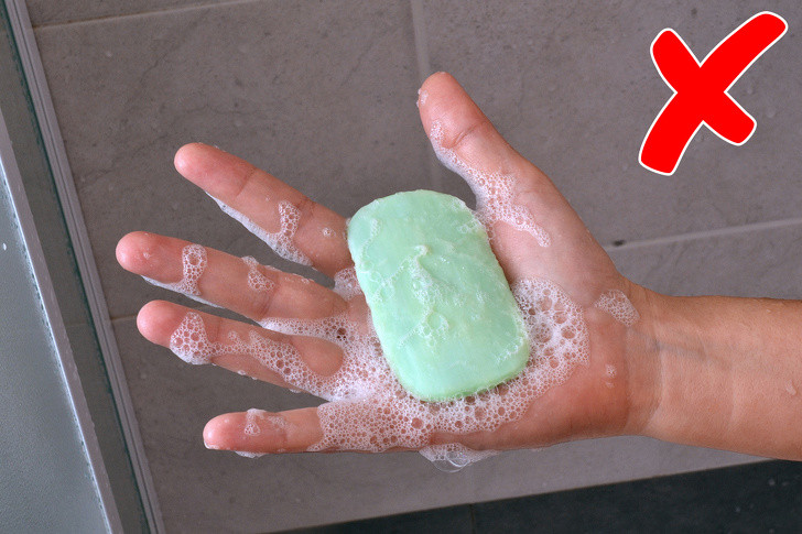 Bánh xà phòng: Vi sinh vật bao phủ bánh xà phòng sau mỗi lần sử dụng. Để giảm nguy cơ nhiễm trùng, sử dụng xà phòng lỏng trong chai.