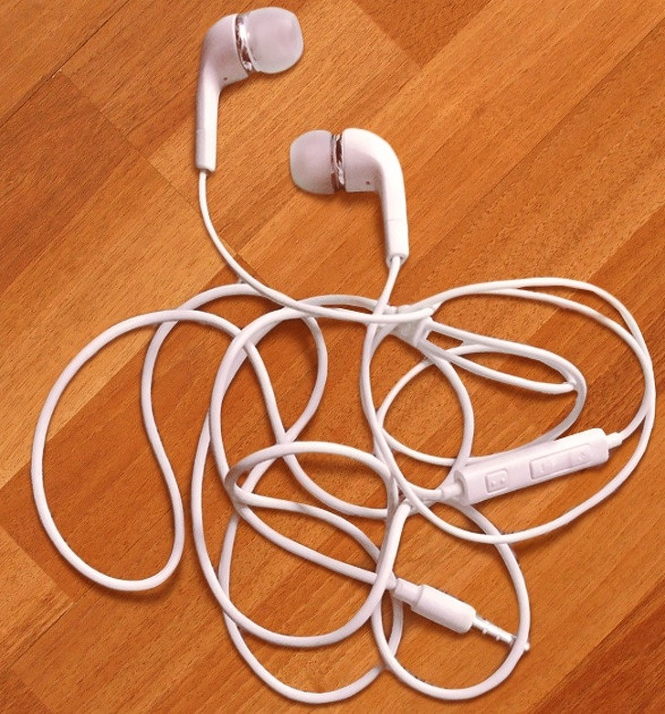 Tai nghe: Dùng tai nghe của người khác có thể gây ra sự phát triển của vi khuẩn trong tai. Nếu bạn vẫn muốn dùng tai nghe của ai đó, hãy lau nó bằng tăm bông nhúng vào cồn. Ảnh: BS.