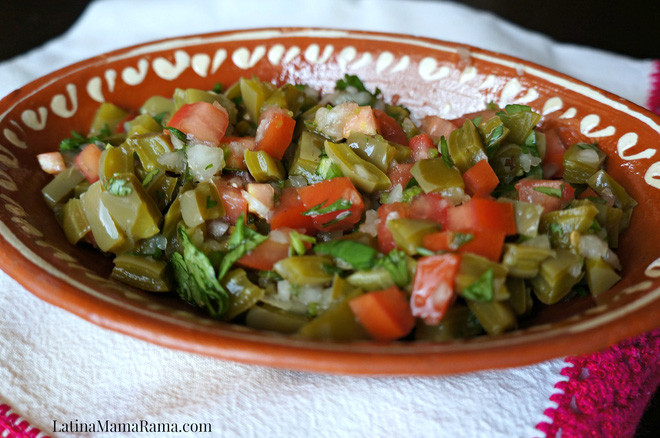 Nếu muốn thưởng thức xương rồng xào, người dân chỉ cần đem xương rồng sơ chế rồi vắt ráo nước, sau đó là đem xào với tỏi như các loại rau xanh bình thường. Đây được xem là món ăn yêu thích nhất của du khách khi đến đất Quảng Nam.