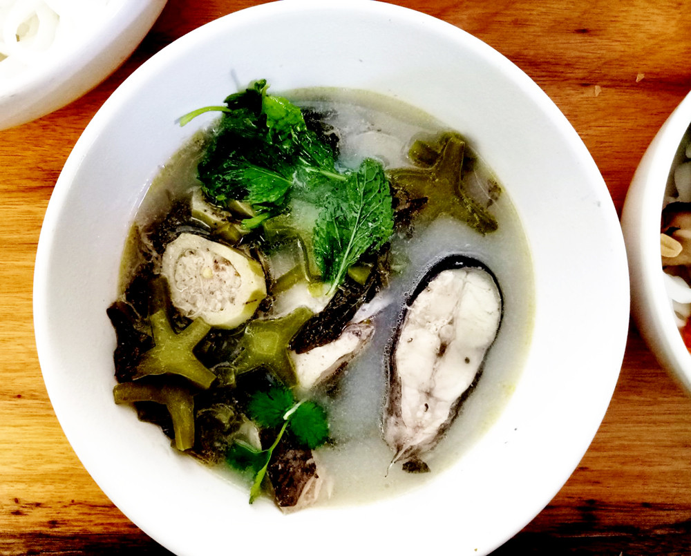 Vẫn là những miếng xương rồng đã luộc qua nhưng nay được thêm đậu phộng rang giòn, giã nhỏ rồi trộn đều là có ngay món gỏi thanh mát mà chẳng tốn thời gian.