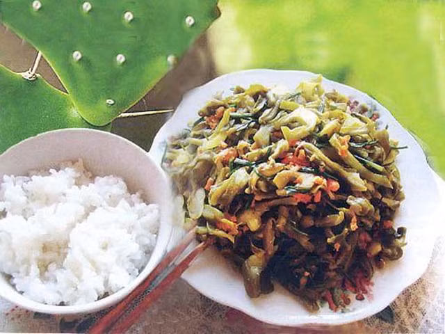 Nếu có cá lóc hay cá trê, người dân xứ Quảng đem ướp gia vị rồi xào chung với xương rồng, đảo qua vài lượt rồi chế nước sôi vào. Nồi canh sôi chừng ba phút, nêm nếm vừa ăn cho thêm ngò gai, hành lá vào là có thể ăn ngay được.