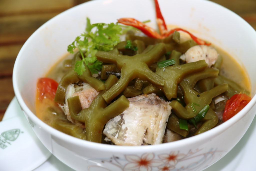 Xương rồng khi nhai trong miệng cảm giác dai dai, sần sật, chua chua rất ngon chứ không mềm như dọc mùng.