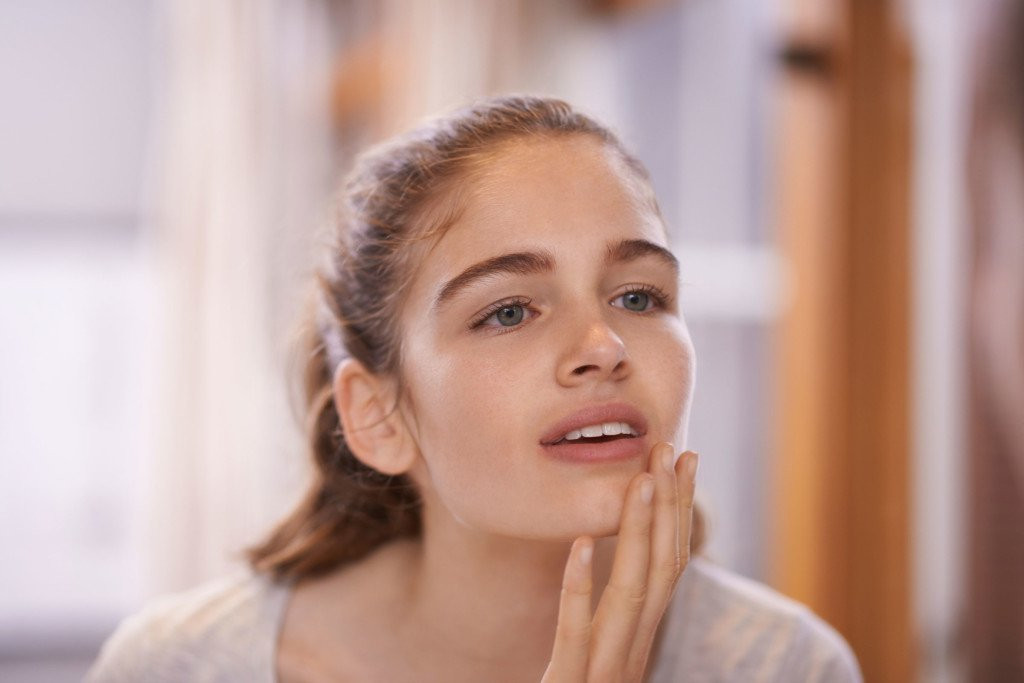 Đổi màu da: Mặt ửng đỏ như mụn trứng cá có thể là do rối loạn da mãn tính (Rosacea). Da mặt chuyển vàng có thể là dấu hiệu của bệnh gan. Môi và móng tay có hơi bị xanh có thể gặp vấn đề về tim, phổi.