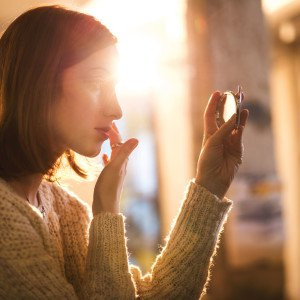 Xuất hiện nhiều lông trên mặt: Thay đổi trên khuôn mặt này xuất hiện nhiều ở phụ nữ trẻ vì buồng trứng hoạt động không tốt. Đây được gọi là hội chứng buồng trứng đa nang và có thể gây khó khăn trong việc mang thai.