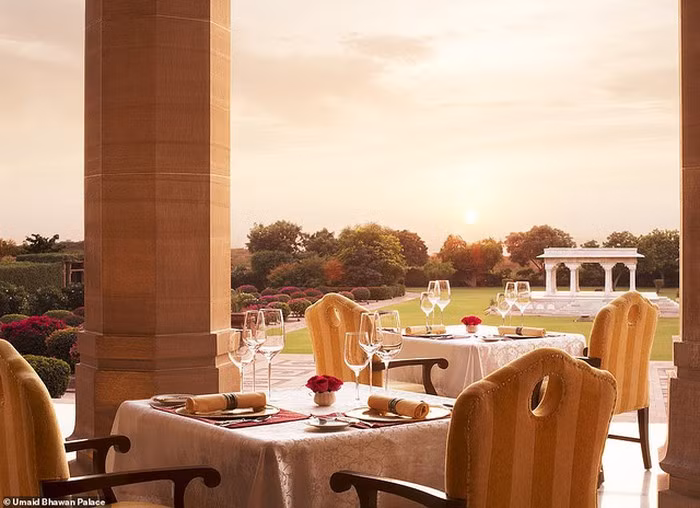 Hoa hau the gioi 2000 hanh phuc ben tinh tre truoc them dam cuoi-Hinh-8