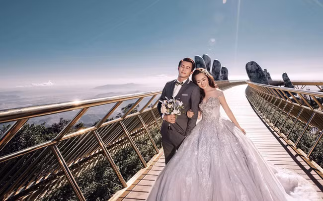 Chỉ 1 tuần sau đám cưới, Hà Việt Dũng bị bạn gái cũ - diễn viên Vy Hảo tố sở khanh, bỏ cô khi mang thai. Trước tin đồn chồng phụ bạc người yêu cũ, Hà Nhung vẫn tin tưởng vào tình yêu của Hà Việt Dũng.