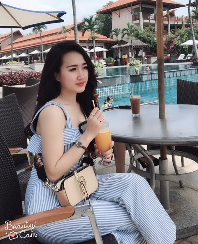 Cô mặc đẹp và thường check in ở các địa điểm sang chảnh.
