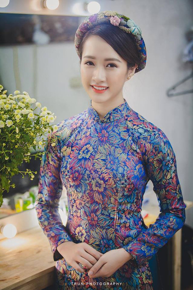 Đôi khi, cô cũng nền nã và thanh lịch trong tà áo dài truyền thống.