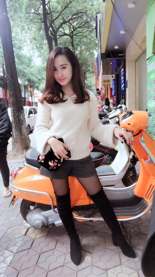 Cô không chỉ nổi bật bởi làn da trắng, vóc dáng thon thả mà còn có gương mặt khá cuốn hút.