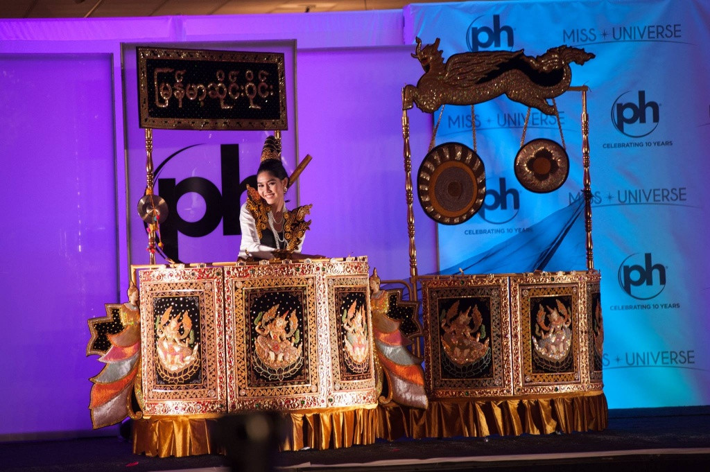 Đại diện Myanmar Zun Than Sin mang lên sân khấu Miss Universe 2017 một dàn nhạc truyền thống của quê hương mình.