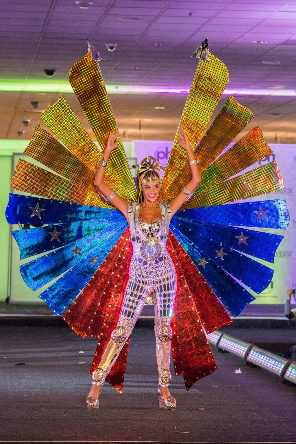 Đại diện cường quốc hoa hậu Venezuela diện bộ trang phục lấp lánh lấy ý tưởng từ 3 màu của quốc kỳ.