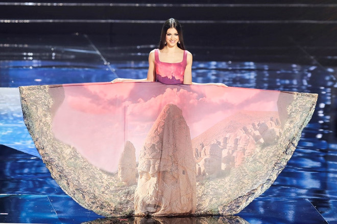 Hoa hậu Thổ Nhĩ Kỳ Tansu Sila Cakir khoe những kỳ quan thắng cảnh nổi bật trên tà áo.