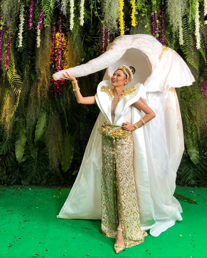 Người đẹp Thái Lan trong bộ trang phục dân tộc hình voi với chiếc vòi dài là điểm nhấn.