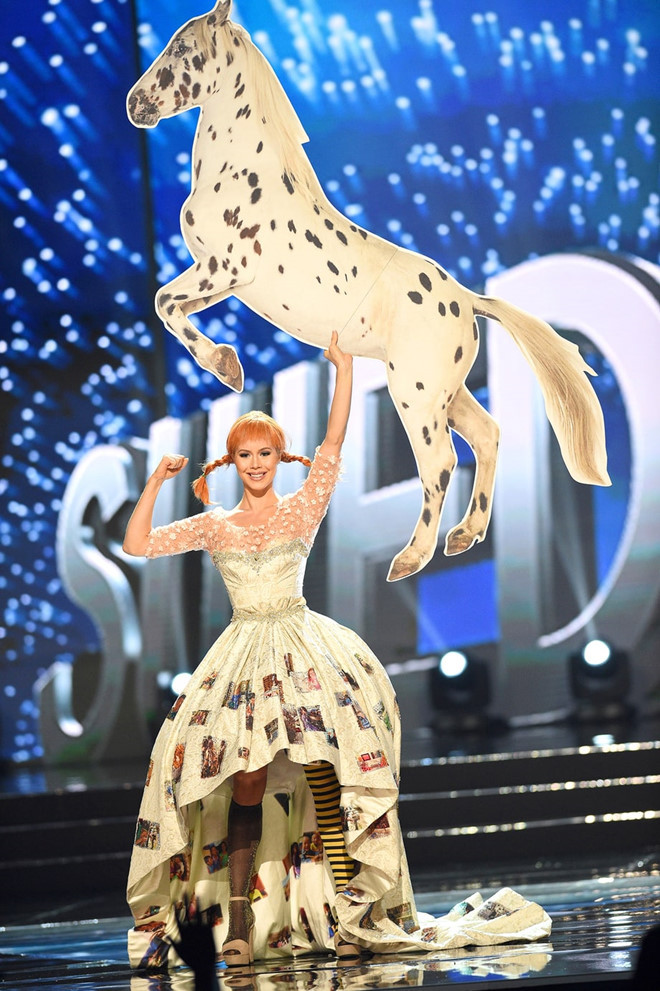 Hoa hậu Thụy Điển Ida Ovmar “vác” cả ngựa lên sân khấu. Ảnh: Internet.