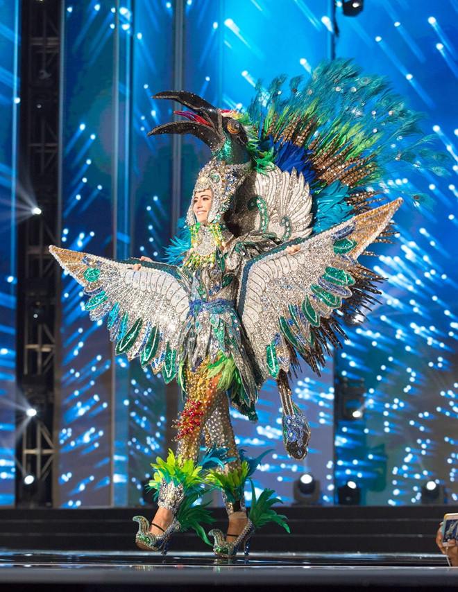 Hoa hậu Nicaragua với bộ cánh lấy cảm hứng từ con công xinh đẹp, rực rỡ với những chiếc lông lấp lánh.