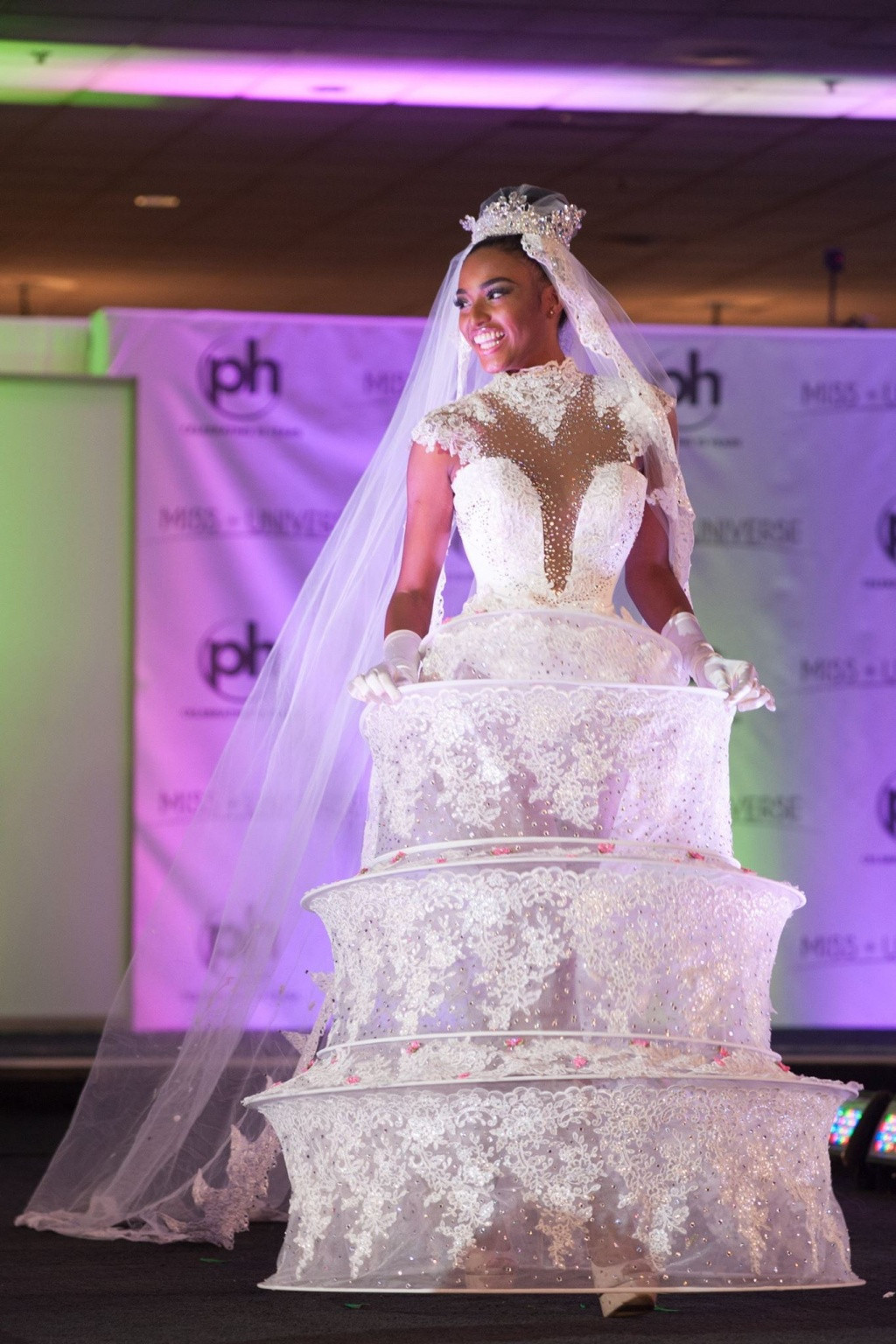 Hoa hậu Hoàn Vũ Curacao Nashaira Balentien hoá thành cô dâu với chiếc váy xếp tầng như bánh kem.