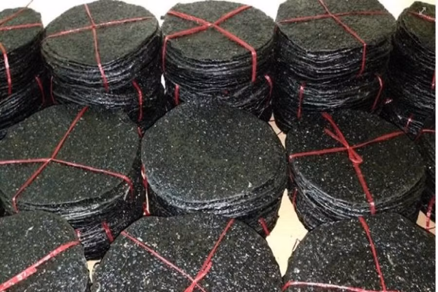 Bánh đa ở những vùng này dầy, to, giòn và đặc biệt là có rất nhiều vừng đen, ăn vừa béo, thơm, vừa giòn, khi đói có thể ăn trừ cơm, chỉ thấy no mà không thấy chán. Ảnh: Internet.