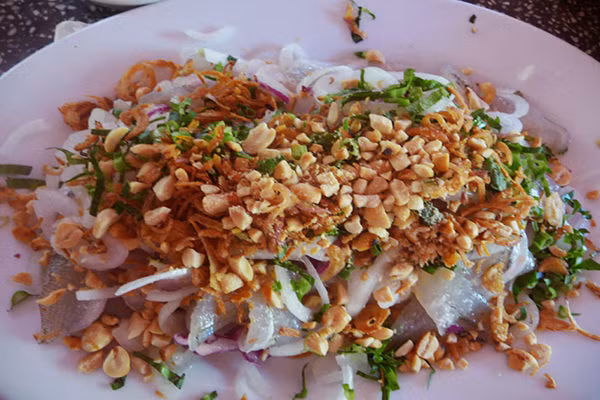 Gỏi cá đục: Cá đục có thể chế biến được rất nhiều món ngon vì thịt chắc, trắng, có vị ngọt và hầu như mùa nào cũng có. Ăn gỏi cá đục nhất thiết phải có rau thơm và các loại lá sung, lá đinh lăng, lá xoài non… cùng với xoài xanh, khế chua, chuối xanh thái lát mỏng. Ảnh: Nghệ Tĩnh.