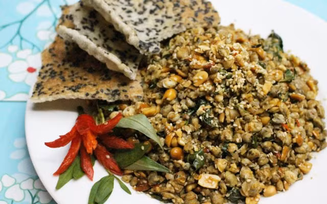 Hến bánh đa ở Đức Thọ thực sự là một món ăn dân dã của Hà Tĩnh. Hến ở đây có vị ngọt, khi xào với giá và xúc cùng bánh đa vừng thì tất cả hòa quyện thành hương vị khó quên, thơm ngọt và bùi. Nếu một lần đến Đức Thọ thì hãy thưởng thức thứ quà quê dân dã này nhé. Giá của nó chỉ vào khoảng 50.000 đồng/đĩa. Ảnh: Vntrip.