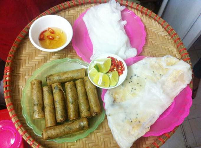 Ram bánh mướt: Ram theo tiếng Hà Tĩnh dùng chỉ món nem rán, là món ăn nổi tiếng, góp phần làm nên hương vị ẩm thực Việt Nam. Bánh mướt là cách gọi khác của bánh cuốn, bánh ướt – món ăn ưa dùng của xứ Nghệ. Ram mướt là thức bánh kết hợp hài hòa hai loại khác nhau, vừa giản dị vừa tinh tế, ăn vào giòn mà dẻo, béo nhưng không ngấy. Ảnh: Internet.