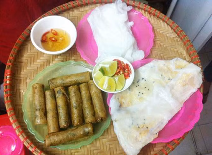 Ram bánh mướt: Ram theo tiếng Hà Tĩnh dùng chỉ món nem rán, là món ăn nổi tiếng, góp phần làm nên hương vị ẩm thực Việt Nam. Bánh mướt là cách gọi khác của bánh cuốn, bánh ướt – món ăn ưa dùng của xứ Nghệ. Ram mướt là thức bánh kết hợp hài hòa hai loại khác nhau, vừa giản dị vừa tinh tế, ăn vào giòn mà dẻo, béo nhưng không ngấy. Ảnh: Internet.