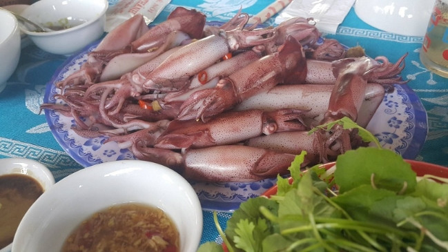Mực nhảy có thể được chế biến thành nhiều món ăn khác như luộc, xào, hấp hay gỏi. Mực nhảy có vị tươi, ngon, thơm rất đặc trưng, khác hoàn toàn so với các loại mực ở vùng biển khác trên cả nước. Ảnh: Motthegioi.
