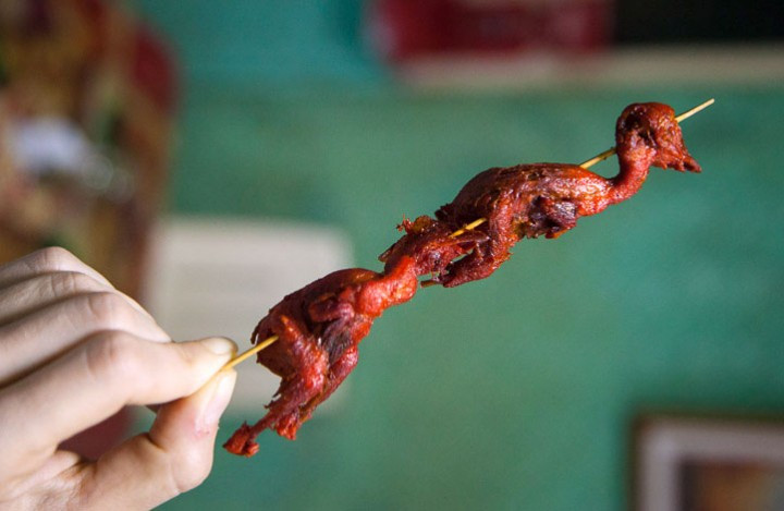 Những con gà chiên bé nhỏ này ngon nhất là khi ăn còn nóng và giòn.