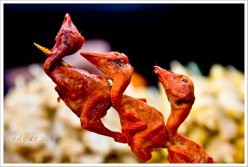 Mỏ và xương gà con rất mềm nên bạn có thể ăn hết mà không sợ nghẹn.