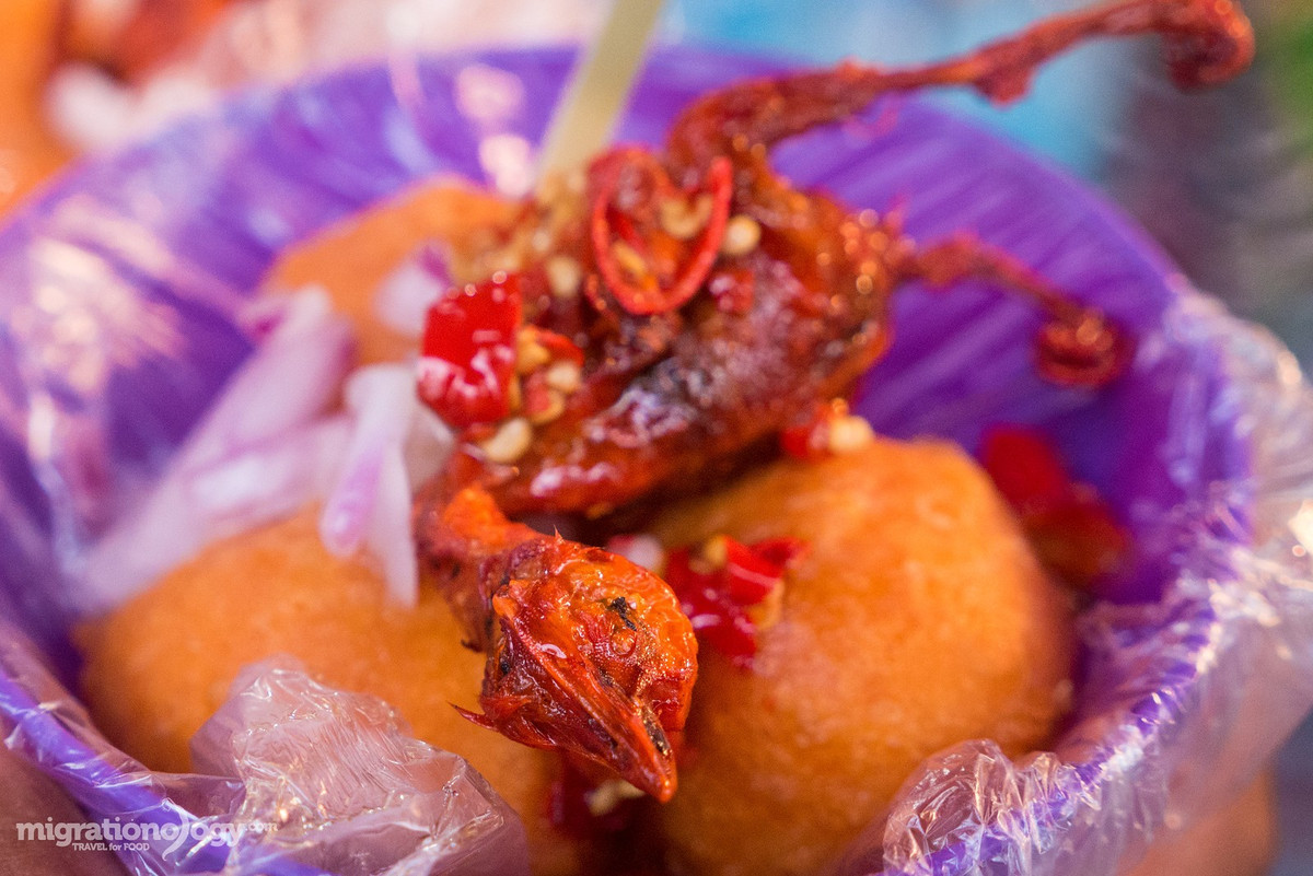 Ở Philippines, có rất nhiều quầy hàng thực phẩm bán món gà con chiên giòn này.