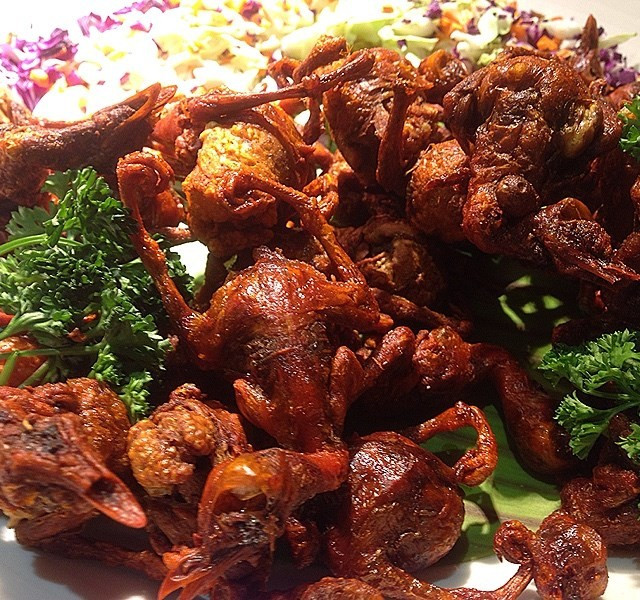 Chúng thường được ăn kèm tương ớt ngọt hoặc chỉ tương ớt với dưa chuột thái hạt lựu và hành tây.