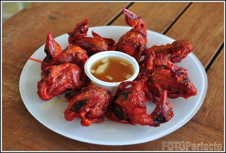 Gà chỉ mới nở 1 ngày tuổi được mang đi ướp gia vị và chiên giòn vàng vừa thơm, vừa hấp dẫn.