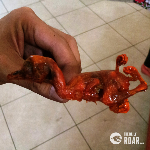 Giá mỗi chú gà chiên vàng giòn này là 8 peso (chưa đến 10.000 đồng). Ảnh: Internet.