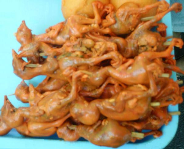 Tuy nhiên, ở Philippines thì món gà 1 ngày tuổi chiên giòn này lại là cực phẩm và được bày bán rất nhộn nhịp.