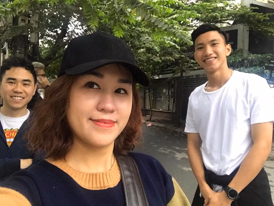 Chàng trai 19 tuổi vẫn bảnh bao dù chỉ mặc áo sơ mi trắng giản đơn.