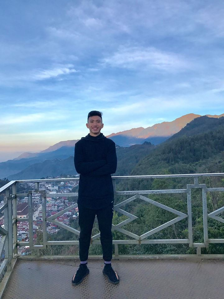 Anh chọn cả cây đen trong chuyến đi du lịch Sapa.