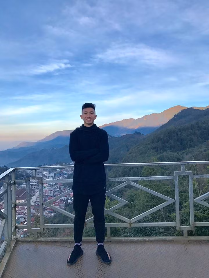 Anh chọn cả cây đen trong chuyến đi du lịch Sapa.