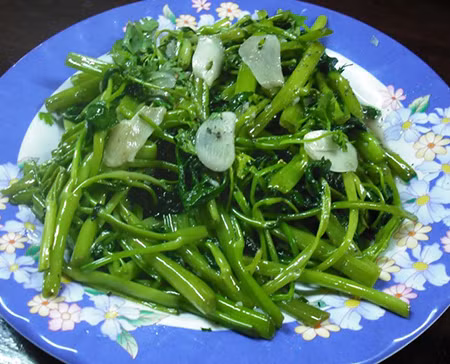 Màu sắc, hương vị mộc mạc nhưng hài hòa từ món ăn dân dã này đã hấp dẫn các giác quan của nhà vua. Từ đó, theo lệ hằng năm khi vào vụ, người dân nơi đây hái rau làm vật phẩm để tiến vua.