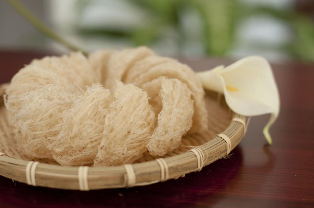 Từ thời xưa, yến sào đã được khai thác tại các đảo Yến ở ngoài khơi tỉnh Khánh Hòa để cung tiến các vua chúa. Yến sào có thể được chế biến thành nhiều món như nước yến, huyết yến, chè yến, súp yến.