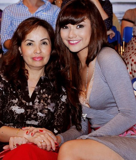 Cô mặc chiếc váy với phần cổ trễ nải, mặc như không mặc.