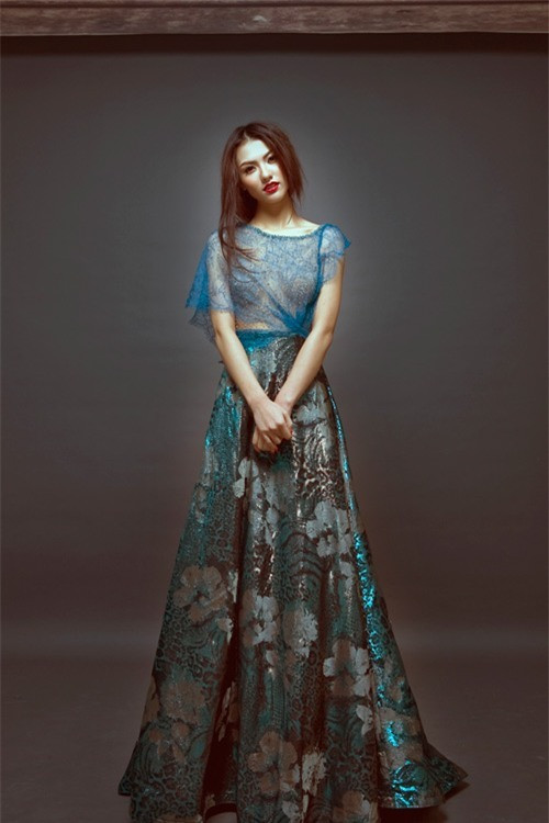 Phần áo voan mỏng manh khiến người đối diện tò mò không rõ cô có mặc nội y hay không.